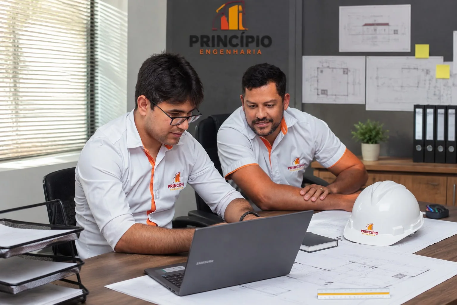 Engenheiros analisando projetos e documentação técnica